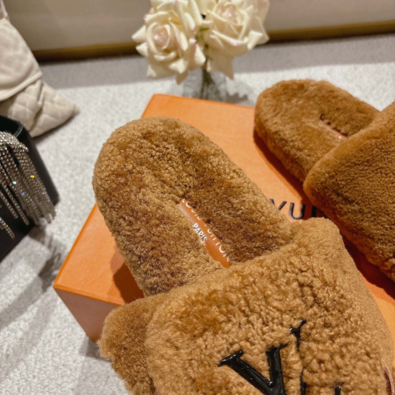 l0vis Vvtt0n slippers